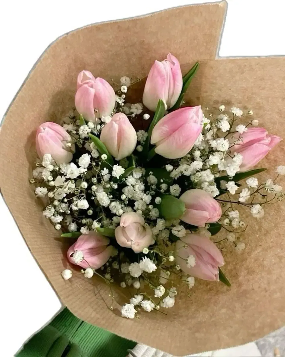 Bó tulip hồng và baby trắng gói giấy kraft nâu nhìn từ trên xuống