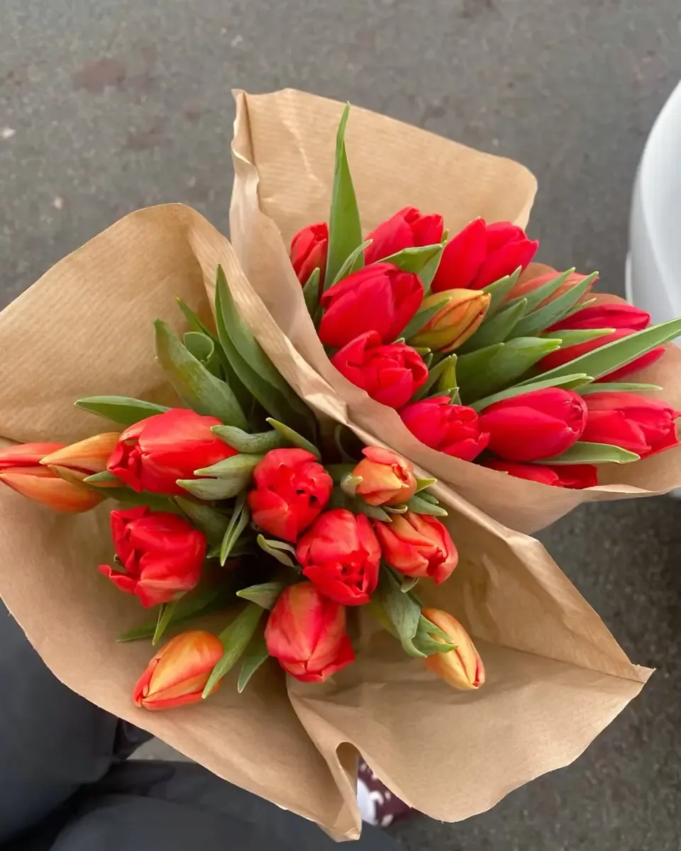 Bó tulip đỏ cam gói giấy kraft nâu nhìn từ phía trên