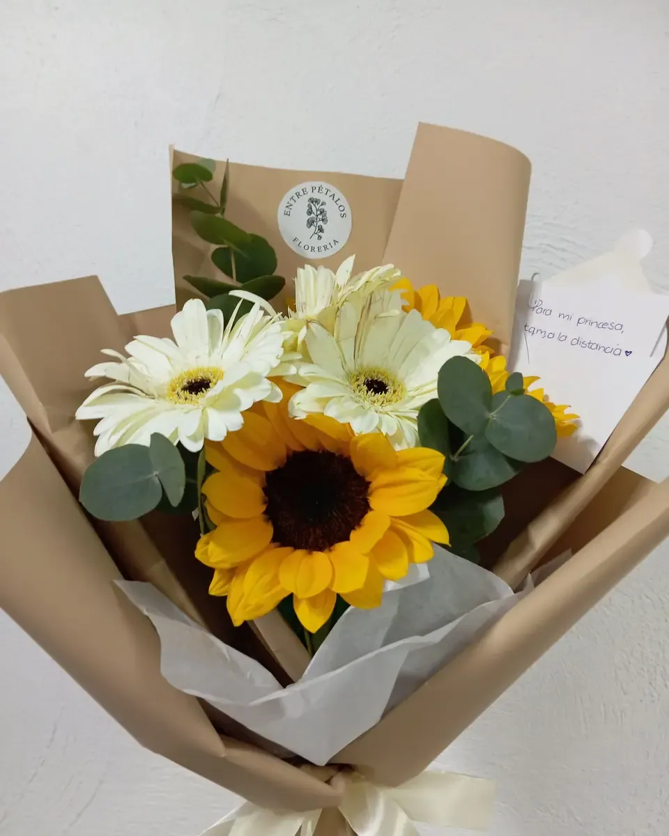 Bó hướng dương, cúc trắng và lá khuynh diệp gói giấy kraft nâu buộc ruy băng kem