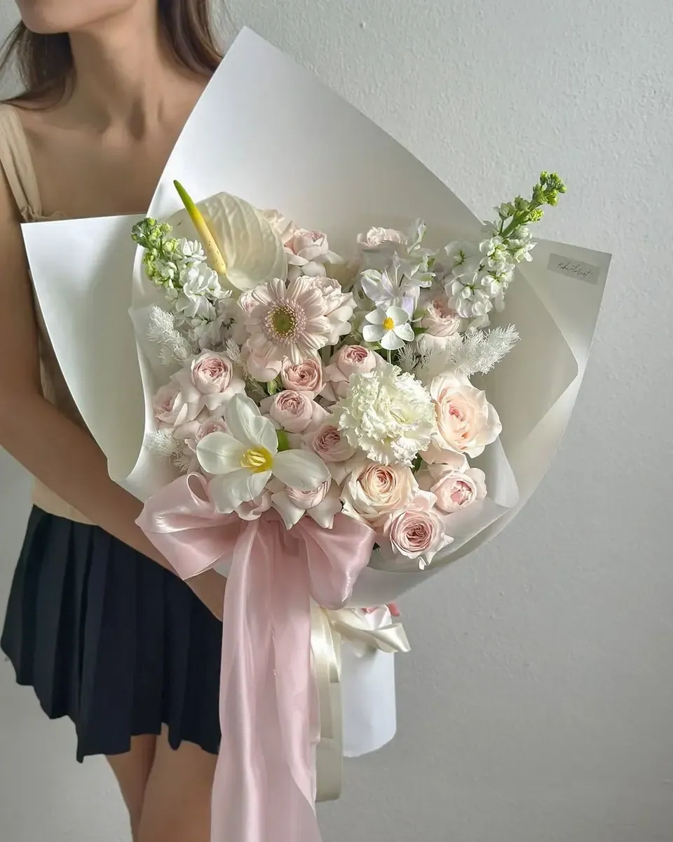 Bó hoa hồng phấn, trắng và cúc gói giấy trắng, ruy băng hồng, cầm tay
