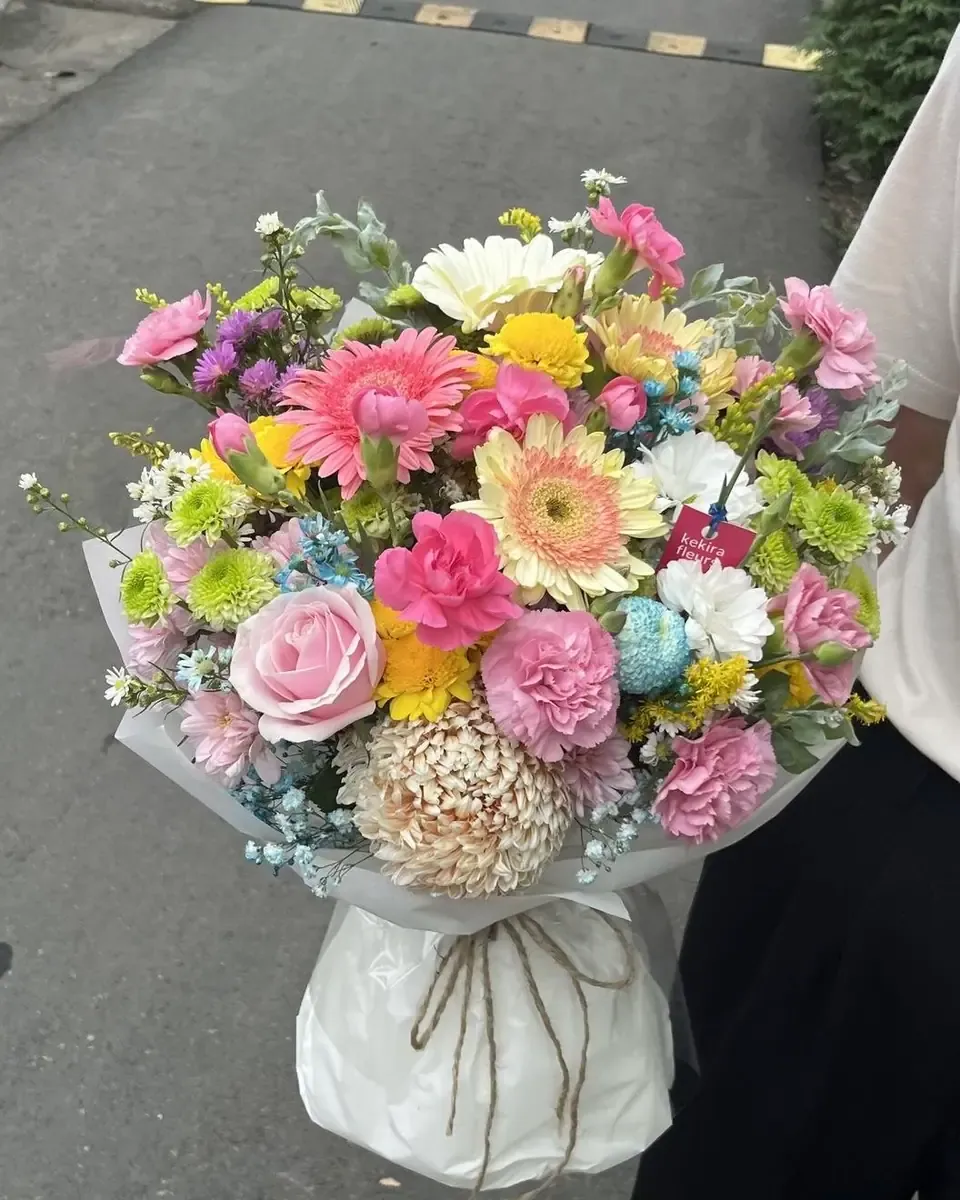 Bó hoa gerbera, hoa hồng và cúc nhiều màu pastel gói giấy trắng buộc dây thừng