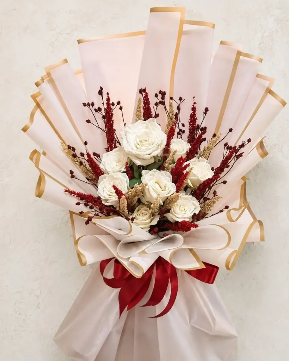 Bó hồng trắng và đỏ gói giấy trắng viền vàng, ruy băng đỏ