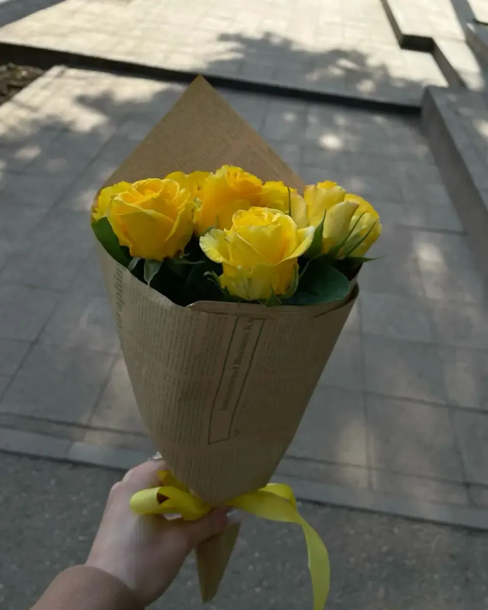 Bó hoa hồng vàng nhỏ gói giấy kraft hình nón, buộc ruy băng vàng