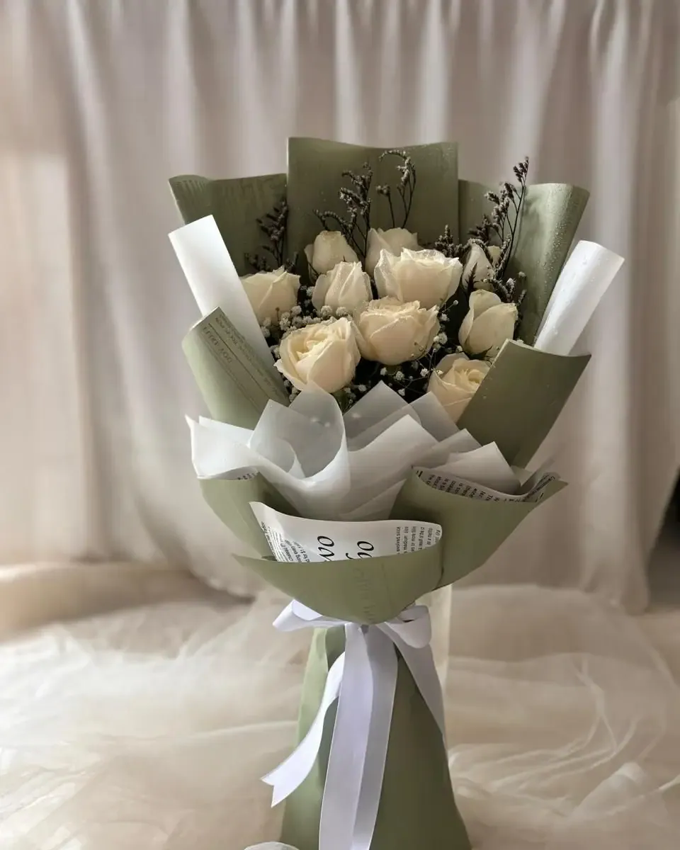 Bó hồng trắng gói giấy olive và giấy trắng, ruy băng trắng nhẹ nhàng