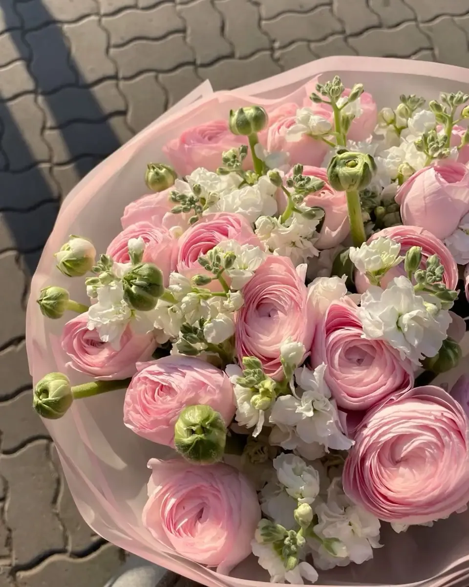 Bó mao lương hồng cùng hoa tím nhạt, trắng gói giấy hồng nhìn từ trên xuống