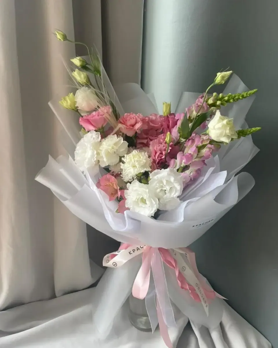 Bó hoa hồng trắng và lisianthus xanh nhẹ gói giấy trắng