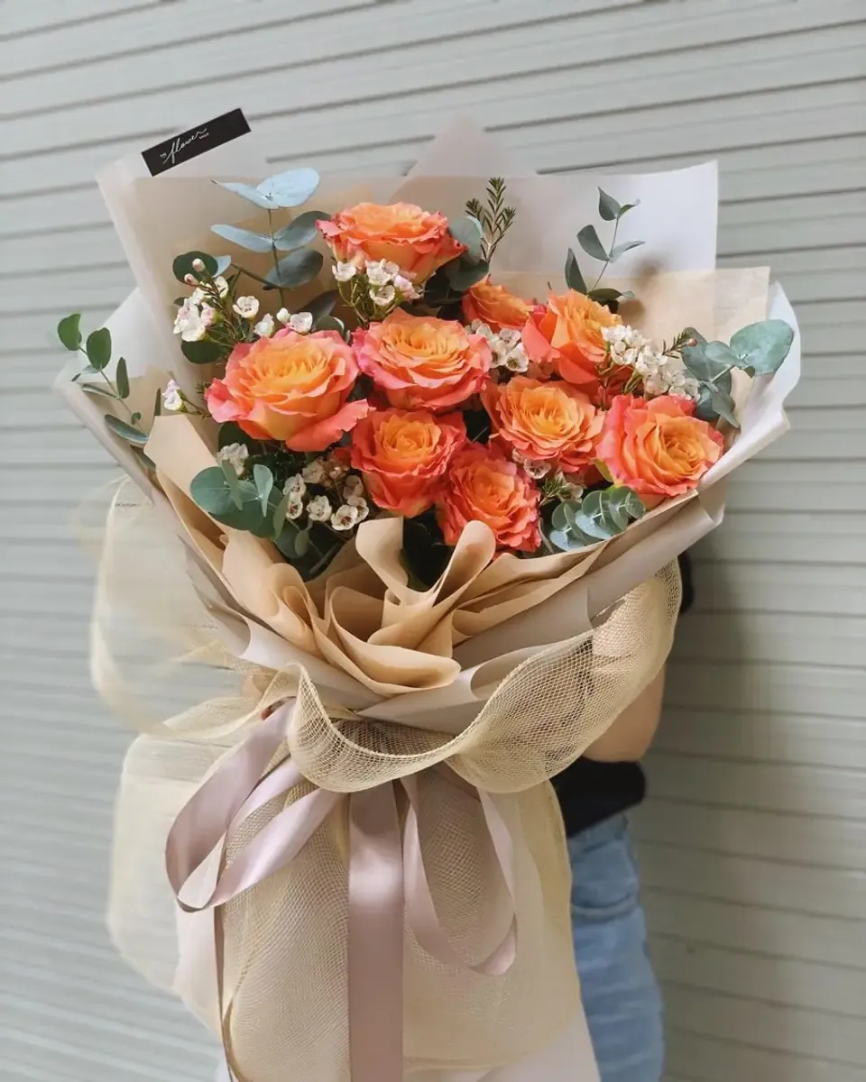 Hồng cam đào gói giấy be, ruy băng hồng nhạt buộc nơ