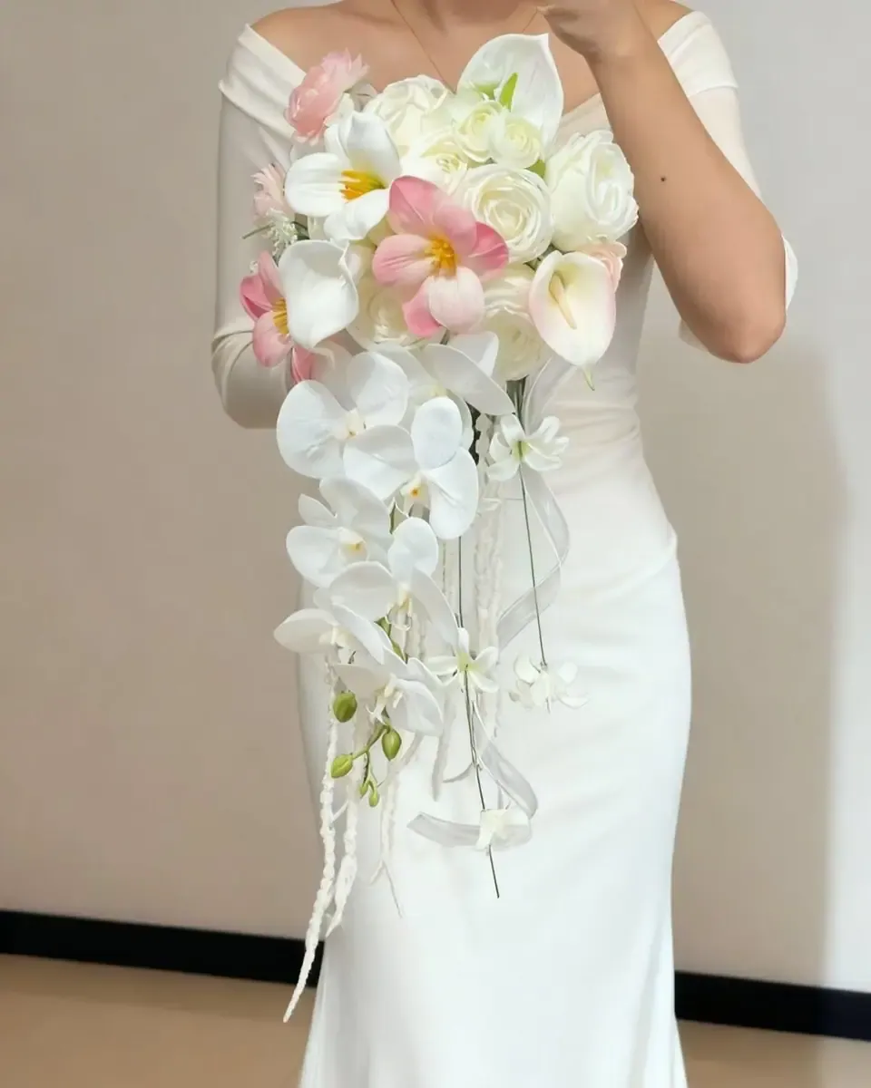 Bó thác nước lan hồ điệp trắng phối hoa tím xanh và hồng nhạt trên nền trắng
