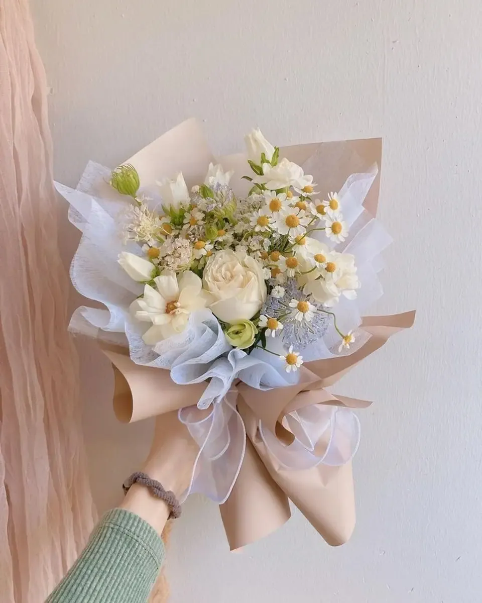 Bó hoa nhỏ tông xanh trắng cùng cúc họa mi gói giấy kem
