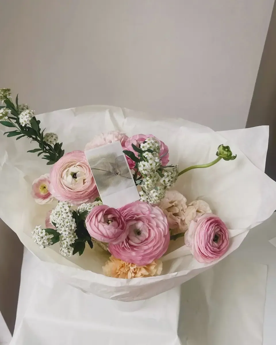 Hộp hoa mao lương hồng và baby trắng trong giấy trắng, kèm tấm thiệp nhỏ trống
