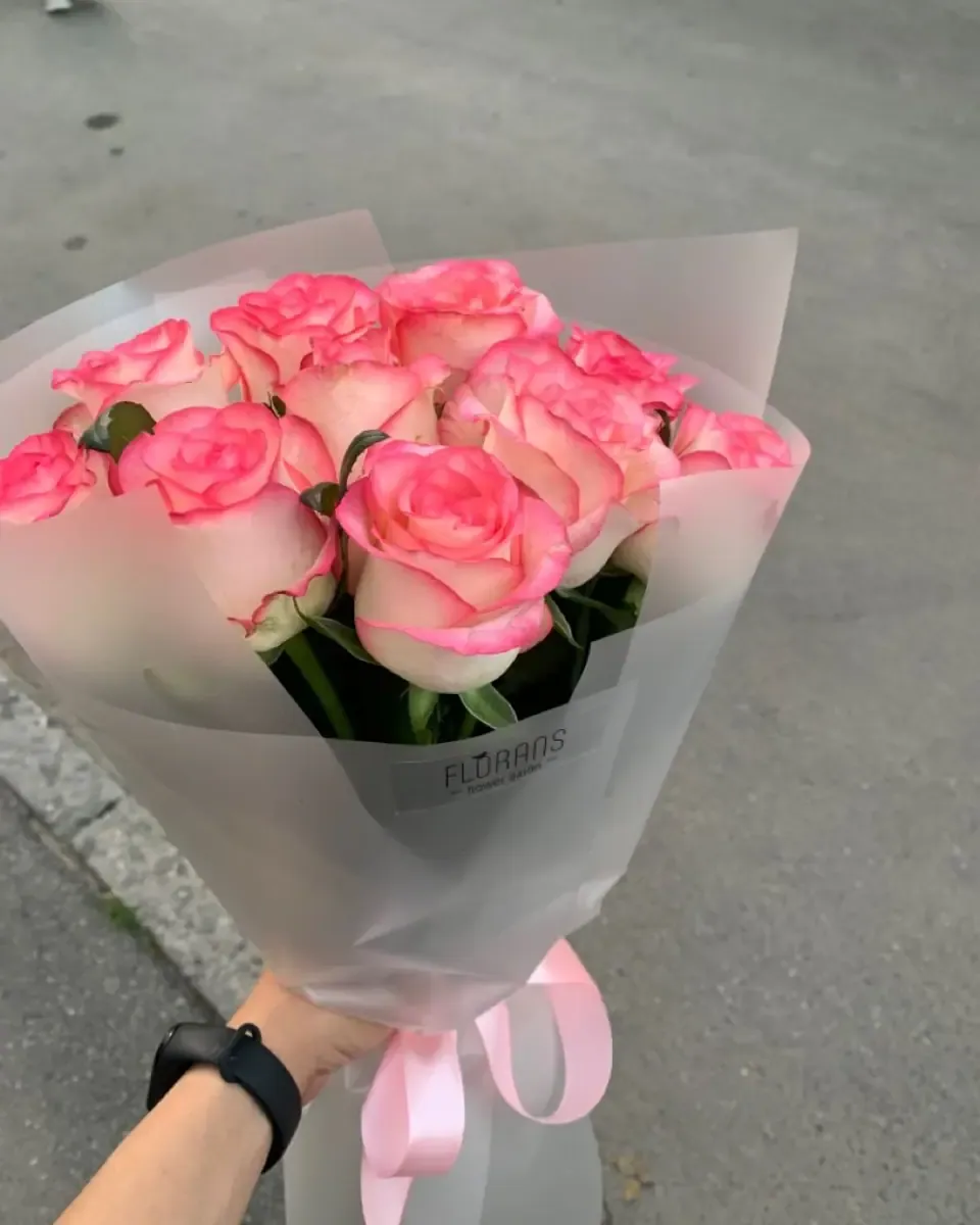 Bó hồng cùng một loại gói giấy trong mờ, ruy băng hồng
