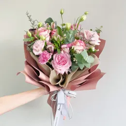 Bó hoa hồng phấn và kem trong giấy gói hồng đất