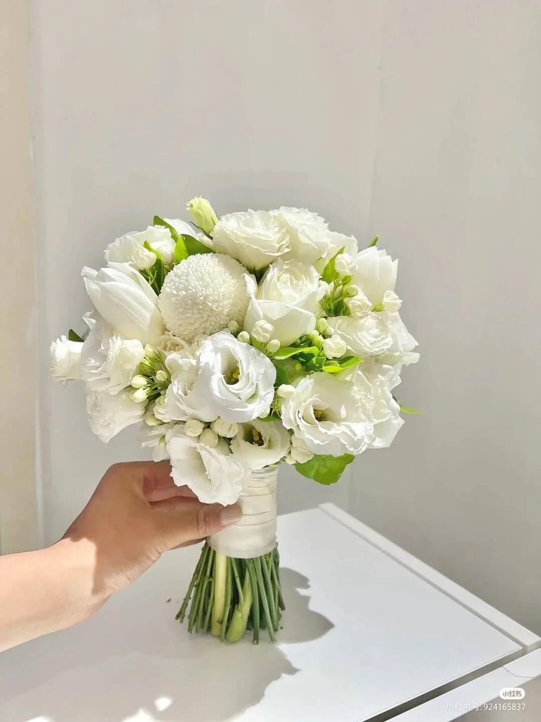 Bó hoa cưới trắng cầm tay làm cảm hứng phối hoa cài áo