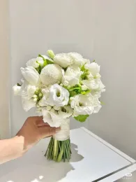 Bó hoa cưới trắng cầm tay làm cảm hứng phối hoa cài áo
