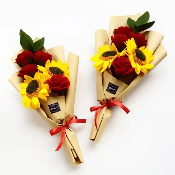 Hai bó hoa hướng dương nhỏ gói giấy vàng tặng thầy cô