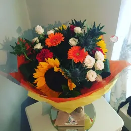 Bó hoa hướng dương và hoa cam chúc mừng khai trương