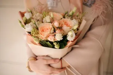 Bó hoa hồng đào và kem gói giấy màu ấm