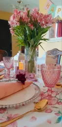 Bàn tiệc sinh nhật trang trí bình hoa hồng phấn