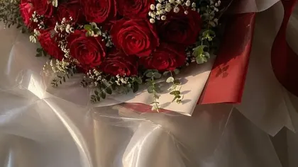 Bó hoa hồng đỏ cùng baby và lá khuynh diệp gói giấy trong suốt, buộc ruy băng đỏ