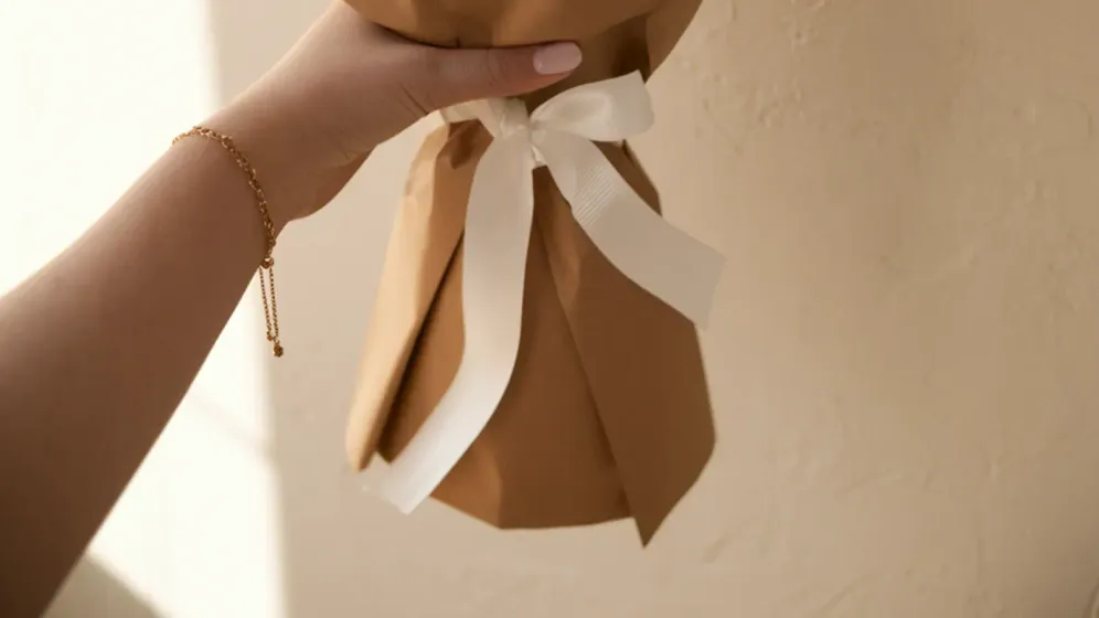 Bó tulip hồng xen cúc họa mi nhỏ gói giấy kraft nâu, buộc ruy băng kem