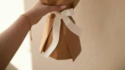 Bó tulip hồng xen cúc họa mi nhỏ gói giấy kraft nâu, buộc ruy băng kem