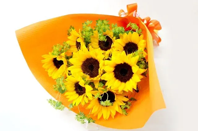 Bó hoa hướng dương vàng cam gợi ý quà tốt nghiệp