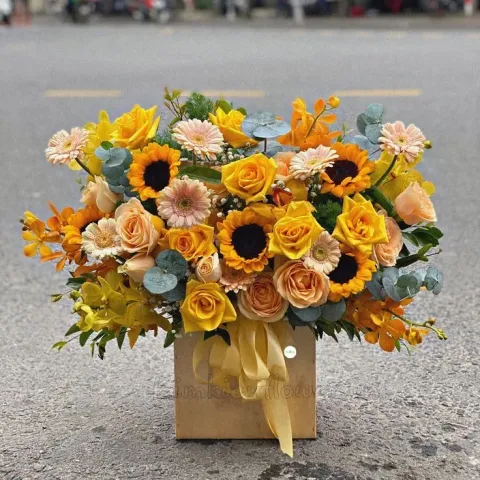 Hộp hoa hướng dương và hồng vàng cam gợi ý quà khai trương