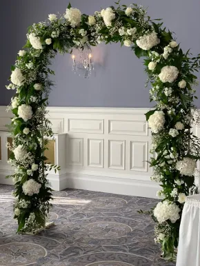 Vòm hoa cưới trắng và xanh phong cách châu Âu