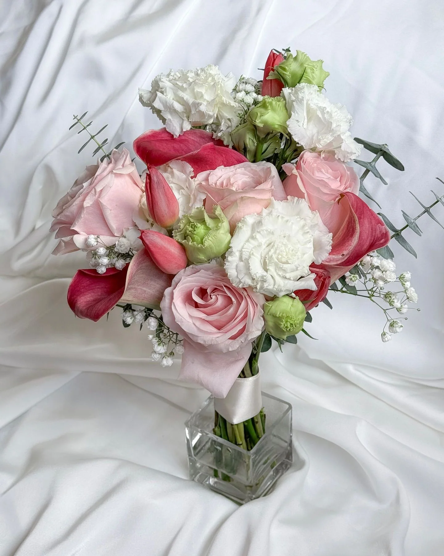 Bó hoa cưới có tulip hồng và hoa hồng phấn