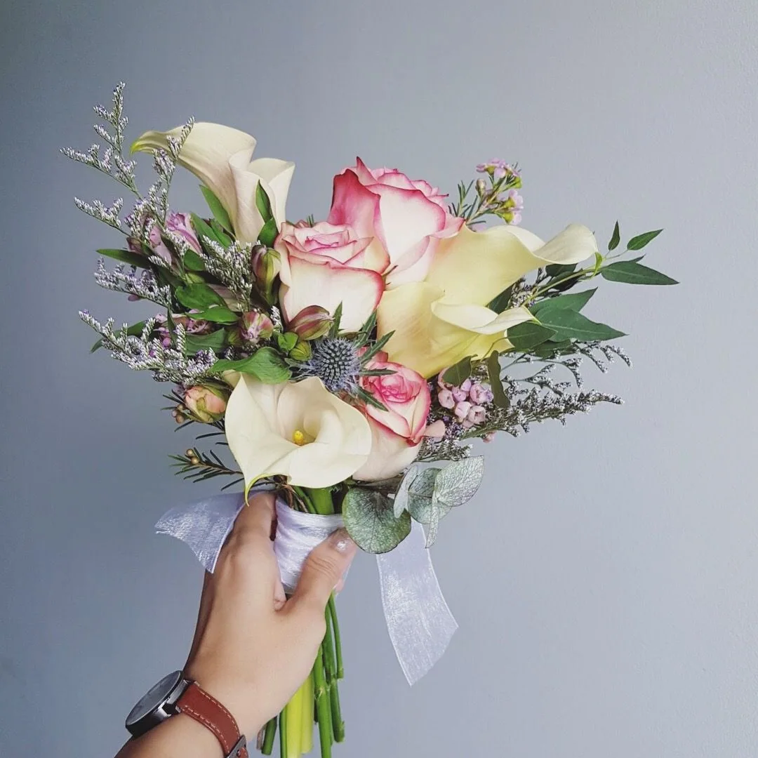 Bó hoa cưới trắng và hồng cầm tay làm mẫu tham khảo