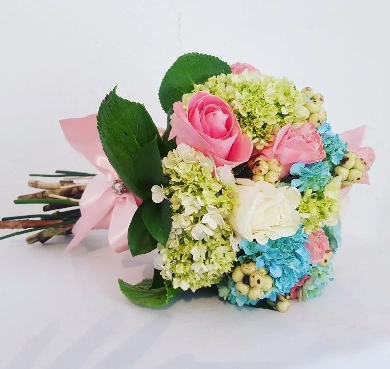 Bó hoa pastel nhỏ với hồng phấn và cẩm tú cầu xanh
