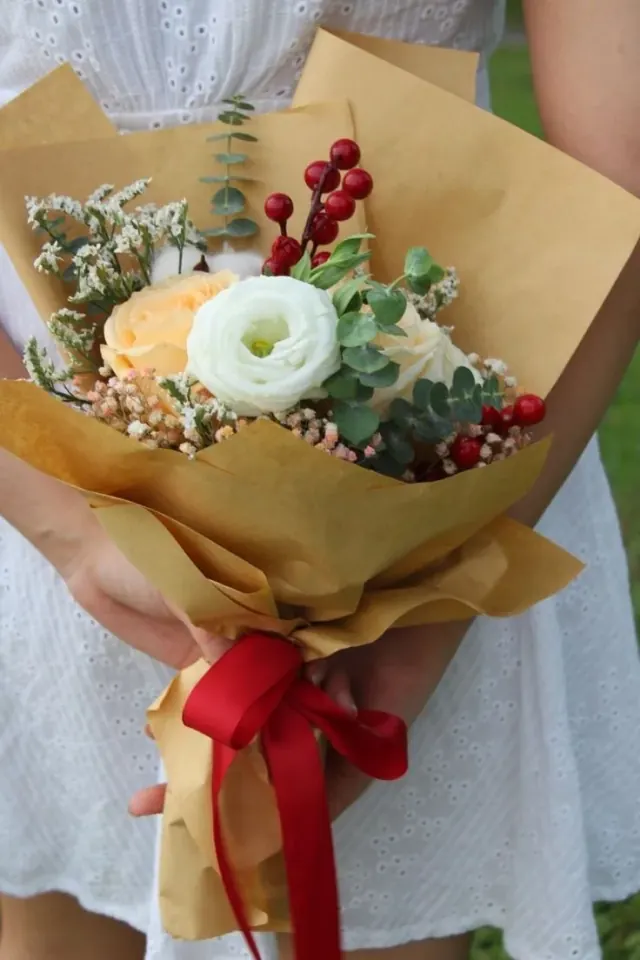 Hoa kem, hoa phụ trắng, lá xanh và quả đỏ